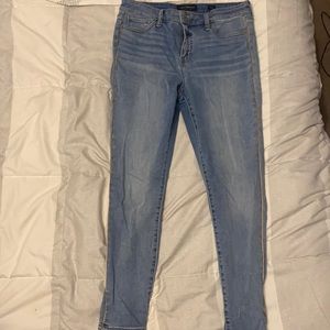 Beautiful Lucky Jeans! Light wash only worn once!